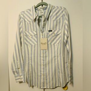 Wrangler women’s size Large button down shirt.